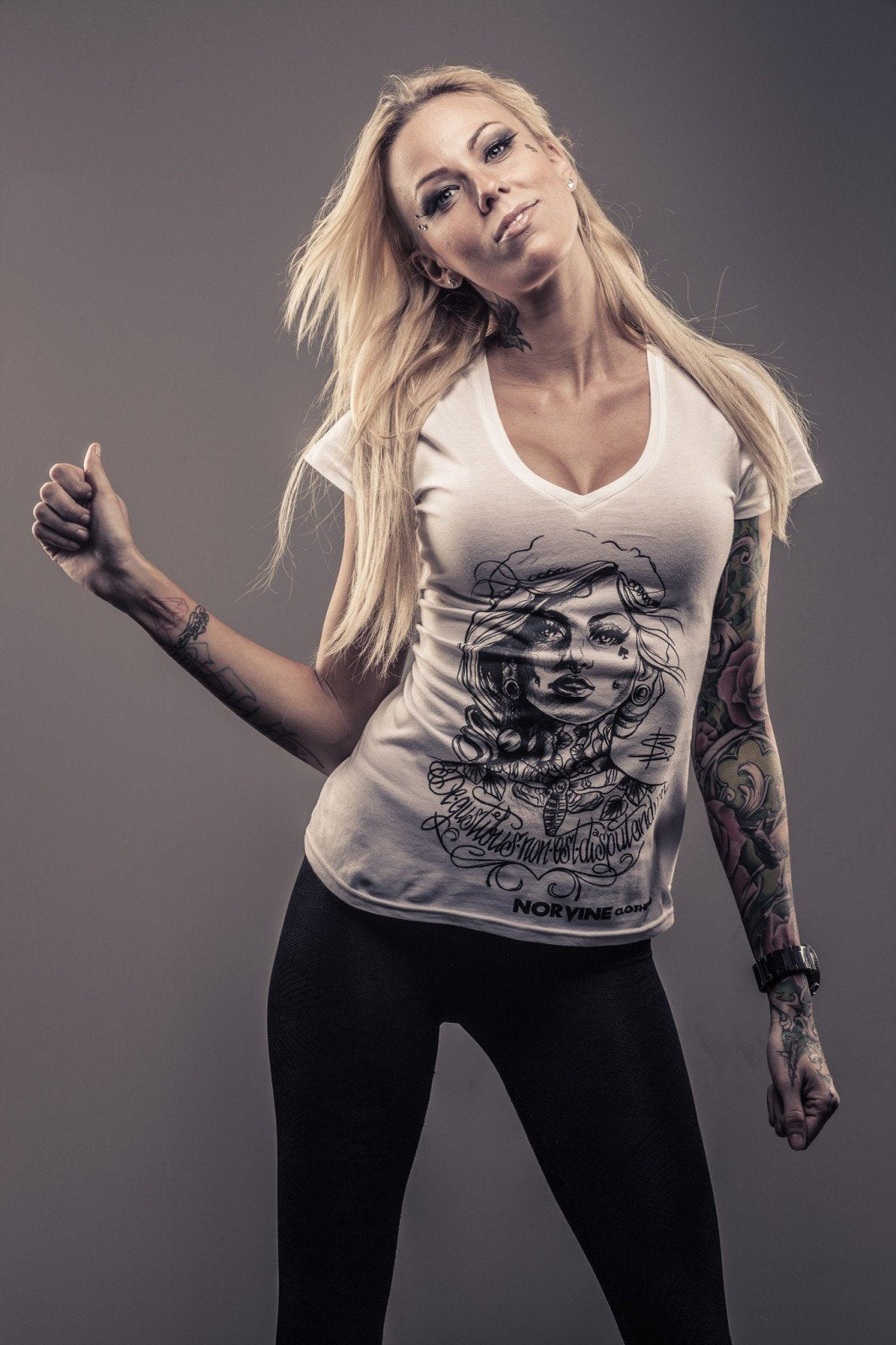 Fille tatouée (T-shirt col V profond pour femme)
